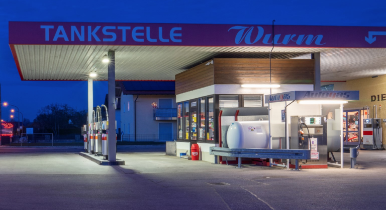 Tesvolt, with a high-capacity battery system a petrol station in Germany becomes an emergency fuel station