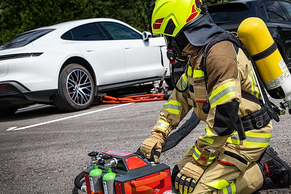 Rosenbauer introduces extinguishing system for emergency responders for EV battery fires